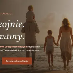 Rodzina na plaży o zachodzie słońca, tekst "Żyj spokojnie. My czuwamy.