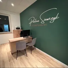 Nowoczesne biuro rachunkowe z zieloną ścianą i napisem "Paulina Szewczyk Biuro Rachunkowe".