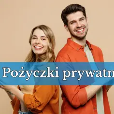 Uśmiechnięta para z telefonami w dłoniach. Tekst na zdjęciu: "Pożyczki prywatne". Szukasz kogo polecacie?