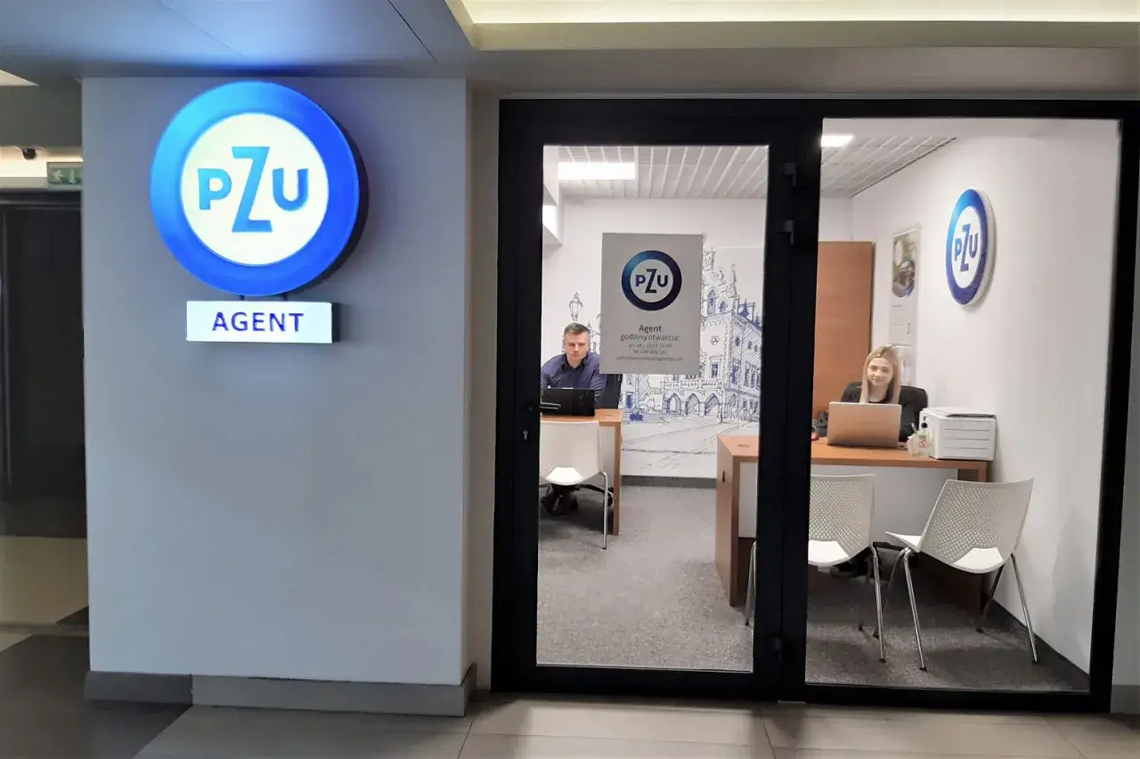 Biuro agenta PZU w Rzeszowie z pracownikami przy biurkach.