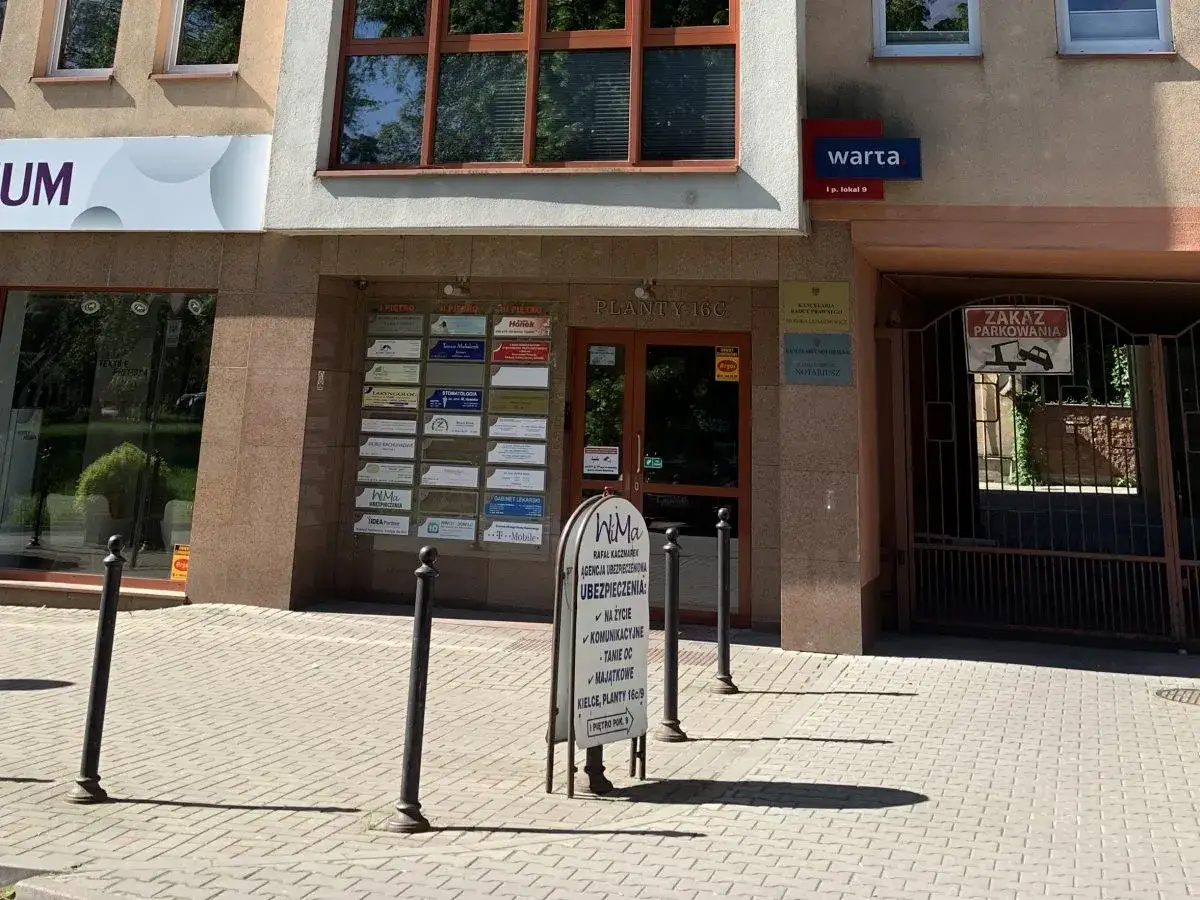 Budynek z szyldami firm, w tym